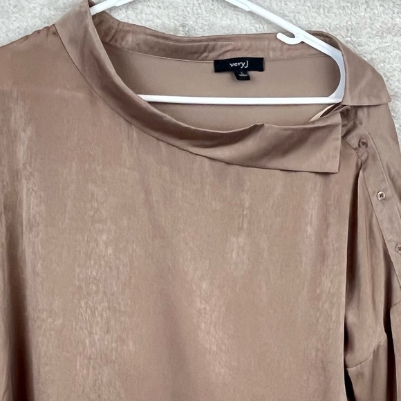 VERY J Unique Collared Shimmery Blouse Shoulder Buttons Large Funnel Neck - Picture 2 of 15